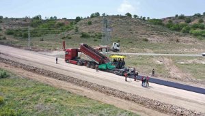 Yeni iş makineleri Pınarbaşı'nda yol çalışması yaptı