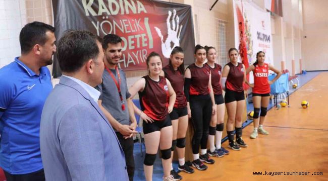 Ali İhsan Kabakcı voleybolculara forma hediye etti