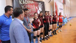 Ali İhsan Kabakcı voleybolculara forma hediye etti