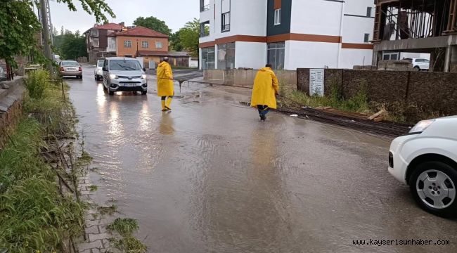 Aşırı yağıştan çadırları zarar gören tarım işçileri otele yerleştirildi