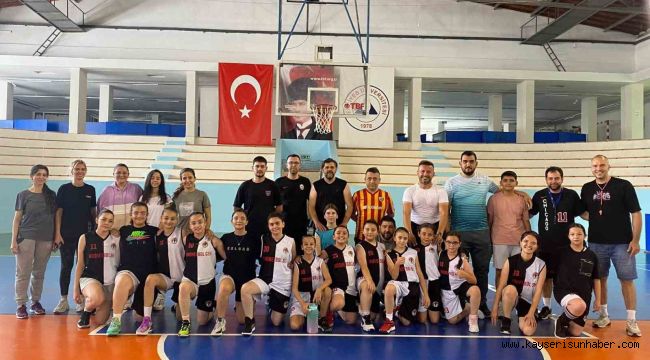 Babalar ve çocukları basketbol maçında karşı karşıya geldi