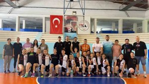 Babalar ve çocukları basketbol maçında karşı karşıya geldi