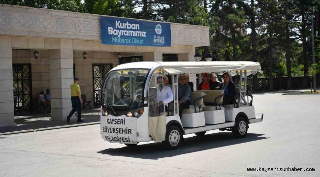 Büyükşehir belediyesi, mezarlık ziyareti yapan vatandaşları yalnız bırakmadı