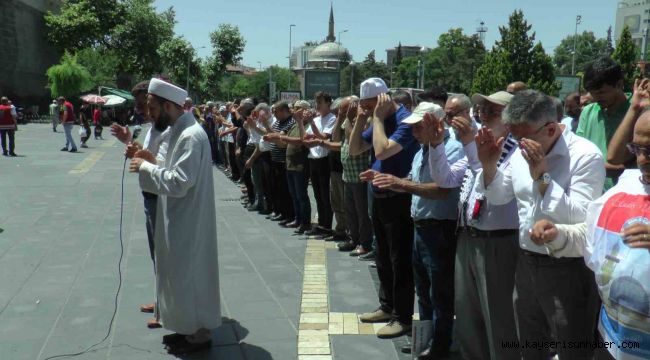 Hayatını kaybeden Filistinliler için 'gıyabi cenaze namazı' kılındı