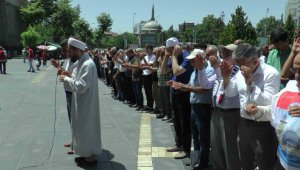 Hayatını kaybeden Filistinliler için 'gıyabi cenaze namazı' kılındı