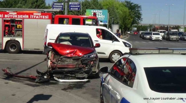 Otomobiller çarpıştı: 1'i ağır 4 yaralı