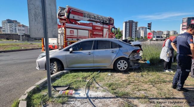 Otomobiller kavşakta çarpıştı: 1 yaralı