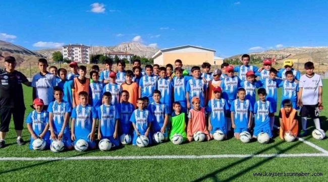 Akkışla'da yaz futbol kursuna büyük ilgi