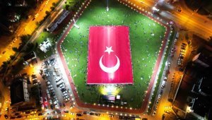 Dünyanın en büyük Türk bayrağı Kayseri'de açıldı