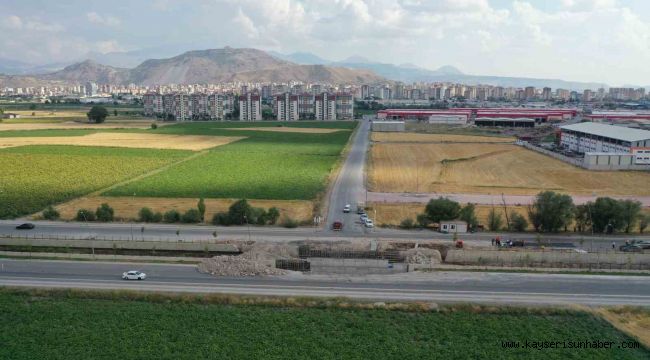 Esnaf dostu Büyükkılıç, Şeker TOKİ ve Oto Servisleri Sanayi Sitesi'ne hizmet verecek köprü çalışmasını inceledi