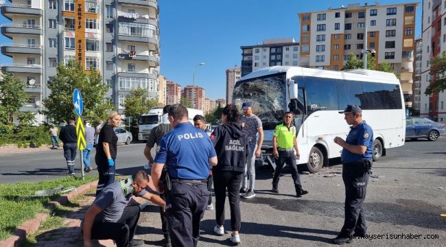 İşçi servisi ile kamyon çarpıştı: 10 yaralı