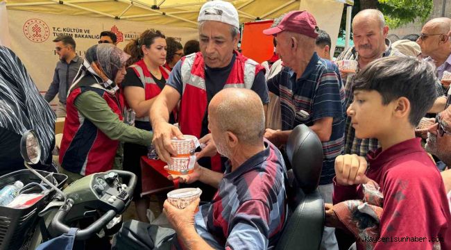 Kayseri Vakıflar Bölge Müdürlüğü'nden aşure ikramı