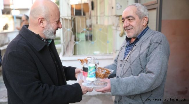 Kocasinan'da gönüller kazanılıyor, evlere her gün 4 çeşit sıcak yemek gidiyor