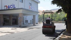 Yahyalı Belediyesi devlet hastanesi acil girişinde asfaltlama yaptı
