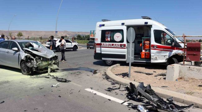 Ambulansla otomobil çarpıştı: 3'ü sağlık personeli 6 yaralı