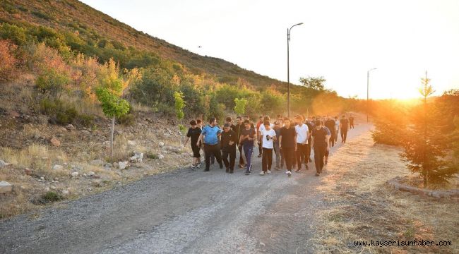 Başkan Büyükkılıç'tan Talas Gençlik Merkezi öğrencileriyle Ali Dağı'nda sabah sporu