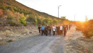 Başkan Büyükkılıç'tan Talas Gençlik Merkezi öğrencileriyle Ali Dağı'nda sabah sporu