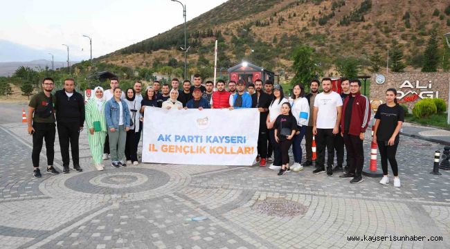 Büyükkılıç, eşi Dr. Necmiye Büyükkılıç ile birlikte gençlerle sabah yürüyüşünde buluştu