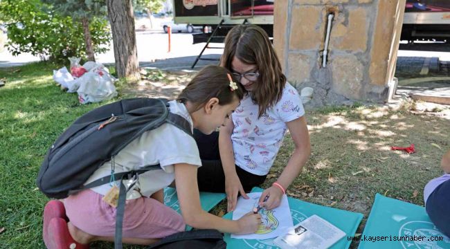 Çocuklar Talas'ın parklarında hem okuyor hem eğleniyor