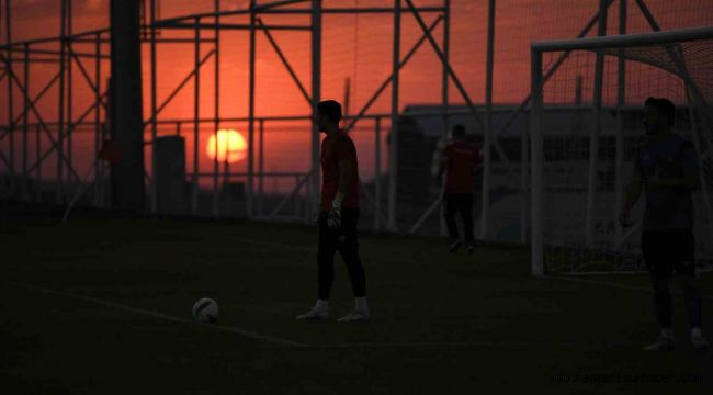 Erciyes'in muhteşem atmosferinde sabah, akşam kamp yapıyorlar