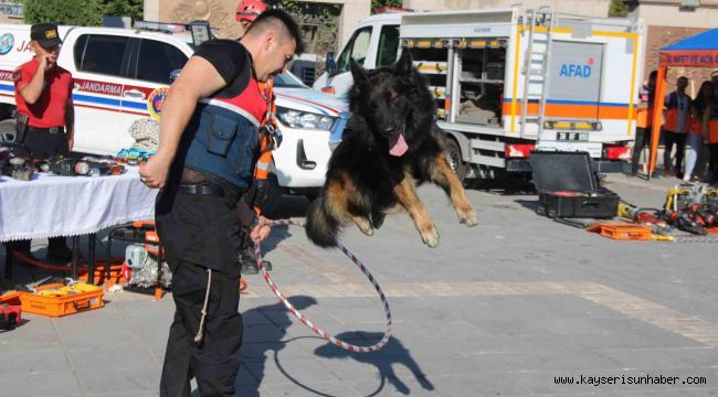 Marmara Depremi'nde hayatını kaybedenler anıldı