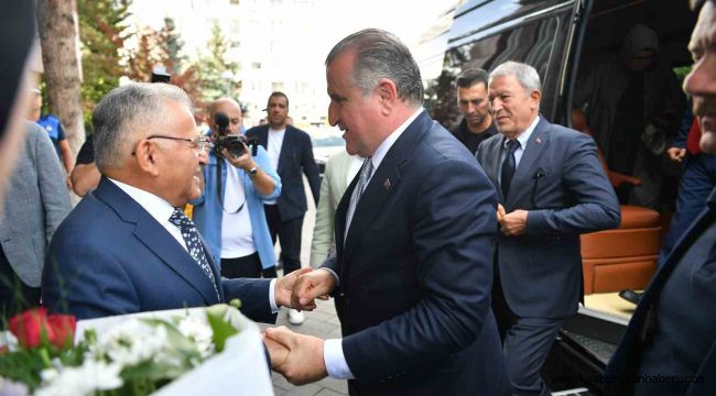 Bakan Bak'tan Başkan Büyükkılıç'a: "Şehrin ağabeyisiniz"