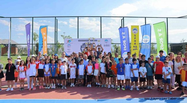 Başkan Büyükkılıç, Ulusal 12 Yaş Hafta Sonu Tenis Turnuvası'nda sporcularla buluştu