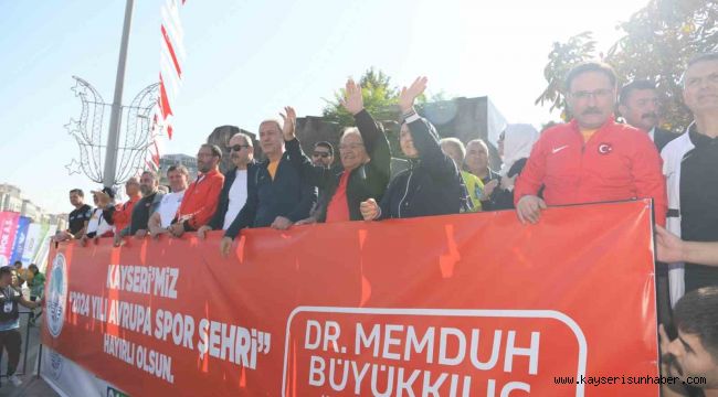 Büyükşehir'in 4. Uluslararası Yarı Maratonu'ndaki halk koşusunda hediye yağmuru