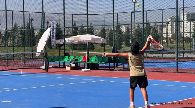 Kayseri Büyükşehir, 12 Yaş Hafta Sonu Tenis Turnuvası'na ev sahipliği yapıyor