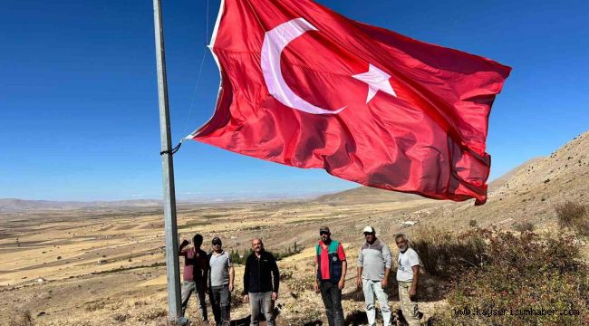 Çanakpınar mahallesinin zirvesine dev Türk Bayrağı asıldı