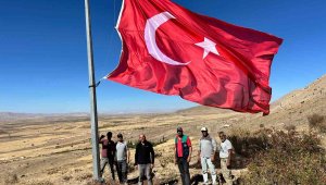 Çanakpınar mahallesinin zirvesine dev Türk Bayrağı asıldı