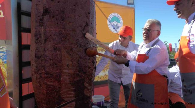 Kayseri Gastronomi Günleri'nde 1 ton sucuk döner dağıtıldı