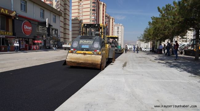 Melikgazi Belediyesi Tınaztepe Mahallesi'nde asfalt ve çevre düzenlemesi çalışmalarını sürdürüyor