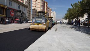 Melikgazi Belediyesi Tınaztepe Mahallesi'nde asfalt ve çevre düzenlemesi çalışmalarını sürdürüyor