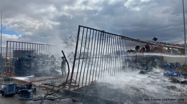 Ot yangını plastik kasalara sıçradı, faciadan dönüldü