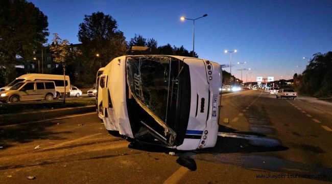 Otomobille çarpışan işçi servisi yan yattı: 2 yaralı