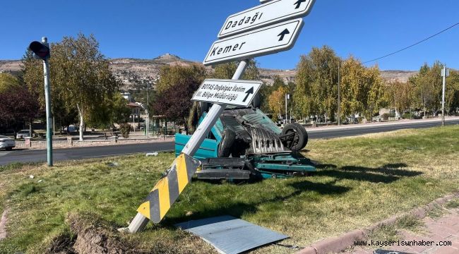 Tırla çarpışan otomobil takla attı: 1'i ağır 4 yaralı