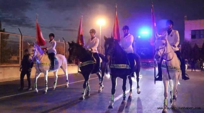 A Milli Futbol Takımı Kayseri'de atlı polislerle karşılandı