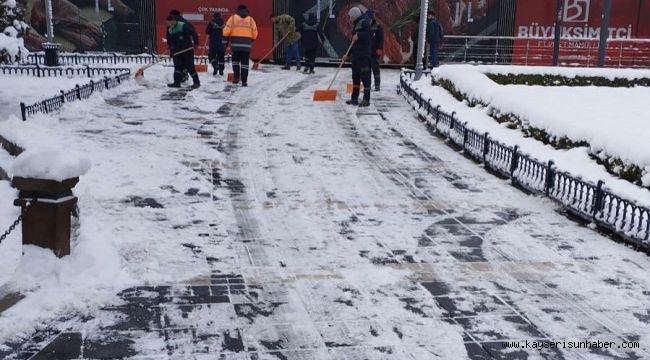 Büyükşehir ekiplerinden kaldırım ve parklarda yoğun mesai