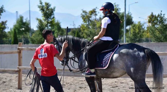 Büyükşehir'in binicilik eğitimleri özel derslerle devam ediyor