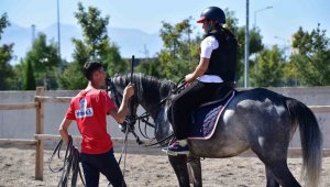 Büyükşehir'in binicilik eğitimleri özel derslerle devam ediyor