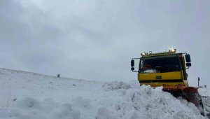 Büyükşehir'in kırsalda karla mücadelesi etkin şekilde sürüyor