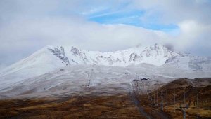 Erciyes'te iki mevsim, sarı ve beyaz bir arada