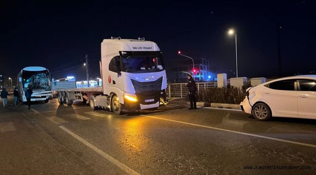 Kayseri'de 3 araçlı zincirleme kaza: 2 yaralı