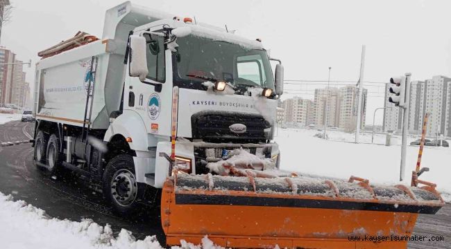 Kayseri'de kar temizleme ve tuzlama çalışması devam ediyor