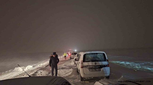 Kayseri'de tipi nedeniyle yolda mahsur kalan 100'ü aşkın vatandaş kurtarıldı