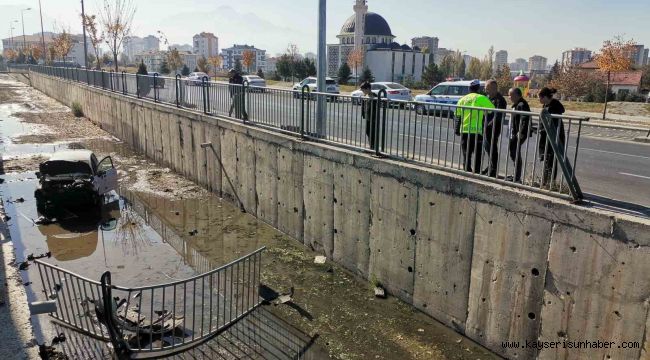 Kontrolden çıkan otomobil kanala uçtu