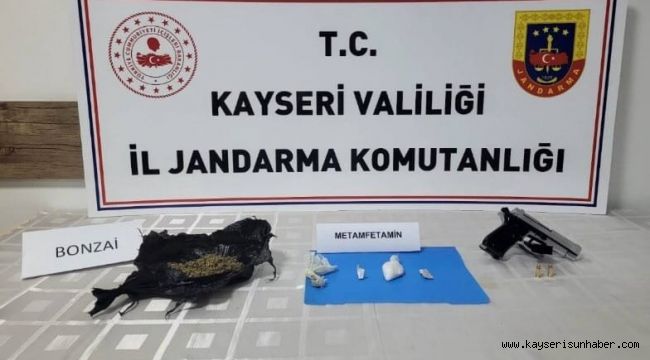 Şüphe üzerinde durdurulan araçtakilerden uyuşturucu çıktı