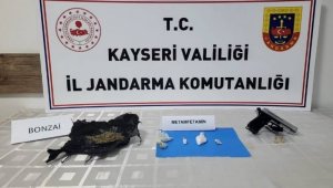 Şüphe üzerinde durdurulan araçtakilerden uyuşturucu çıktı