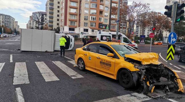 Ticari taksi ile çarpışan kamyonet devrildi: 6 yaralı